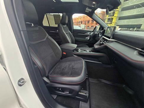 Used 2025 Ford Explorer ST image 12