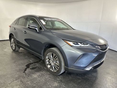 Used 2024 Toyota Venza Limited image 2