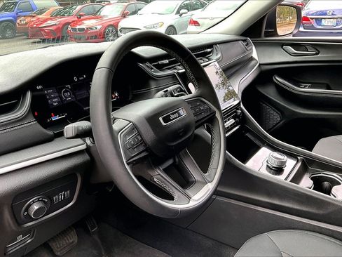 Used 2024 Jeep Grand Cherokee Laredo X image 14