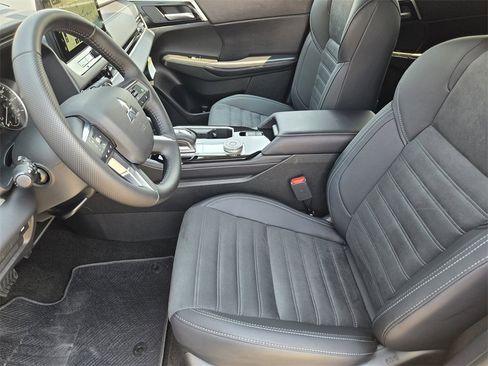 New 2025 Mitsubishi Outlander SE image 9