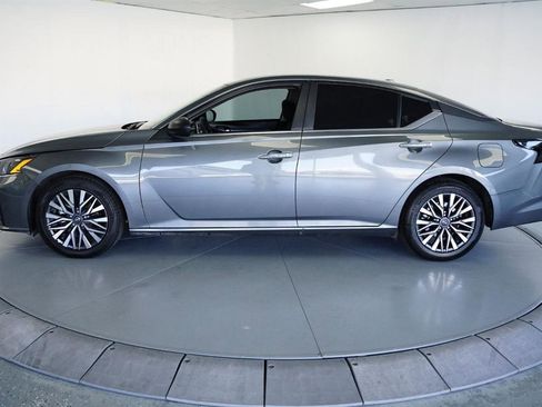 Used 2025 Nissan Altima 2.5 SV FWD image 4