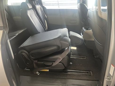 Used 2022 Kia Carnival LX image 8