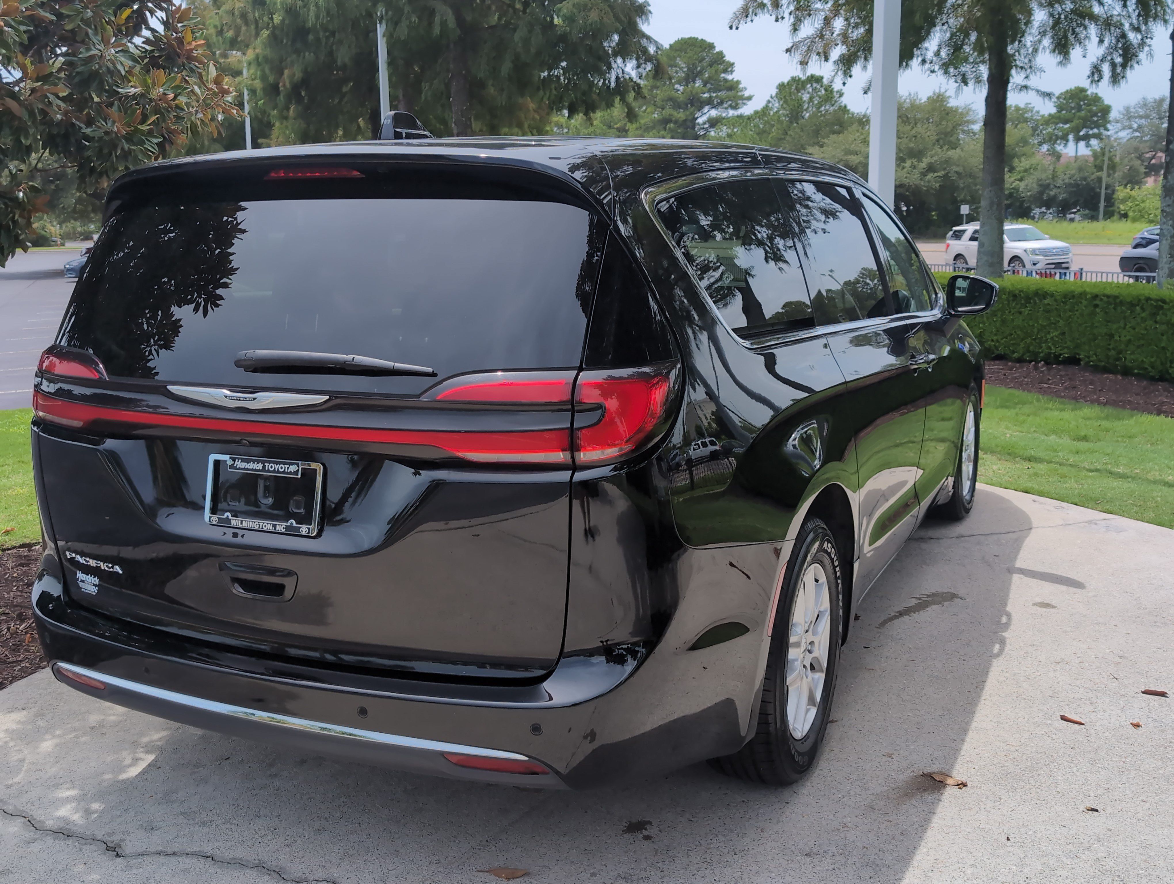 Used 2024 Chrysler Pacifica Touring-L FWD image 10