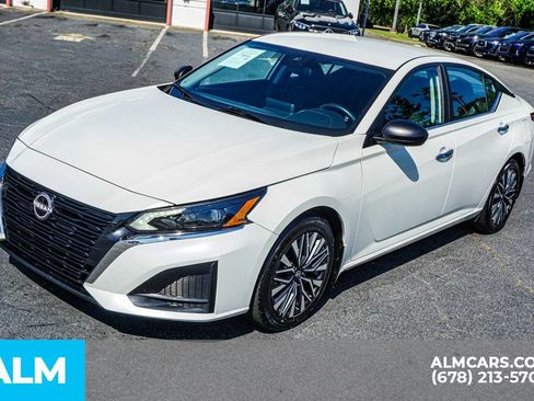 Used 2025 Nissan Altima 2.5 SV FWD image 14
