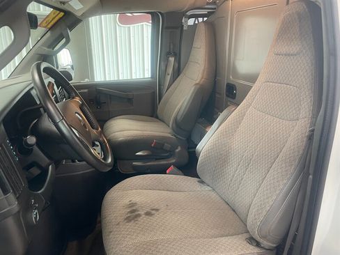 Used 2018 Chevrolet Express 3500 w/ Driver Convenience Package RWD image 14