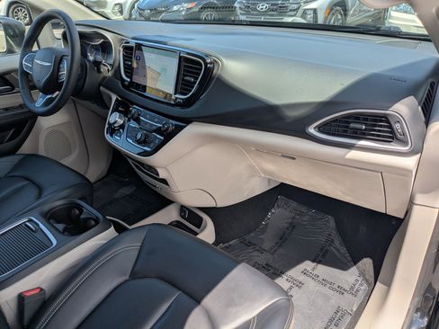 Used 2023 Chrysler Pacifica Touring-L FWD image 35