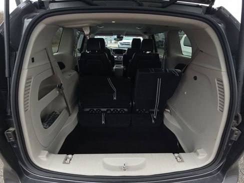 Used 2023 Chrysler Pacifica Touring-L image 15