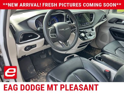 Used 2023 Chrysler Pacifica Touring-L FWD image 6