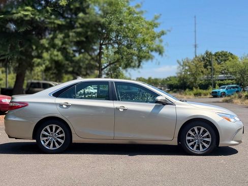 Used 2016 Toyota Camry XLE w/ Moonroof Package FWD image 6