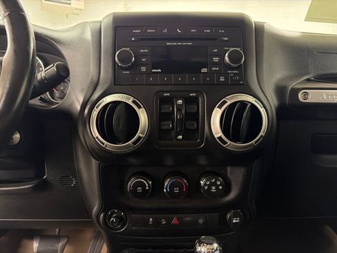 Used 2018 Jeep Wrangler Unlimited Sahara w/ Connectivity Group AWD/4WD image 21