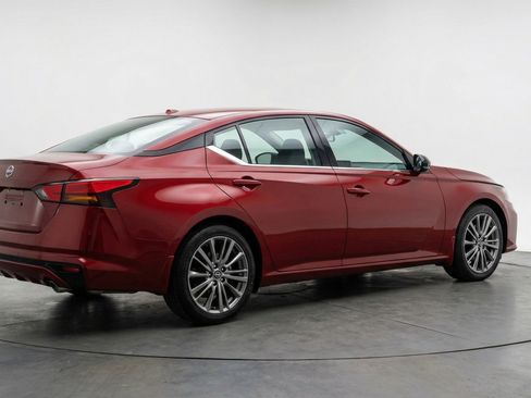 Used 2025 Nissan Altima 2.5 SV image 9