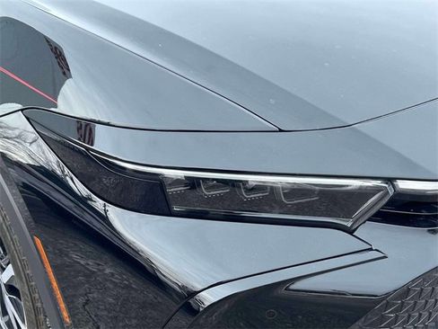 Used 2023 Toyota Crown Limited image 11