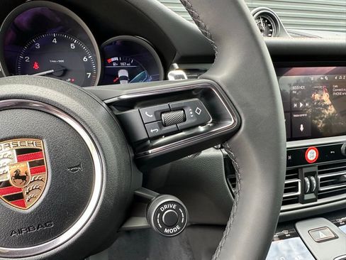 Certified 2025 Porsche Macan AWD/4WD image 18