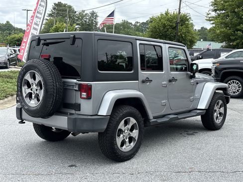 Used 2018 Jeep Wrangler Unlimited Sahara AWD/4WD image 6