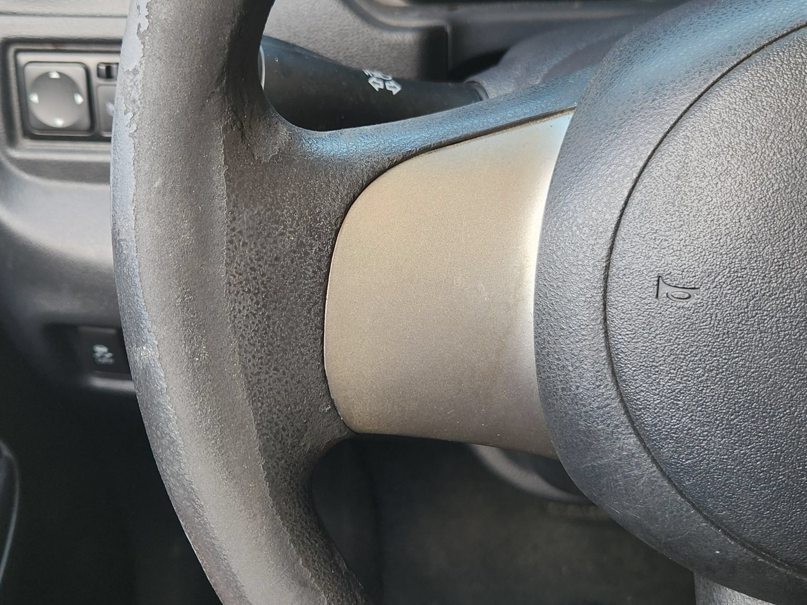 Used 2014 Nissan Versa SV FWD image 28