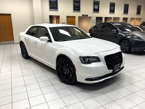 Used 2017 Chrysler 300 S image 9