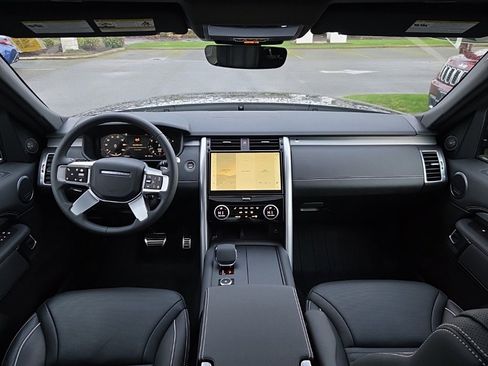 Certified 2024 Land Rover Discovery Dynamic SE image 19