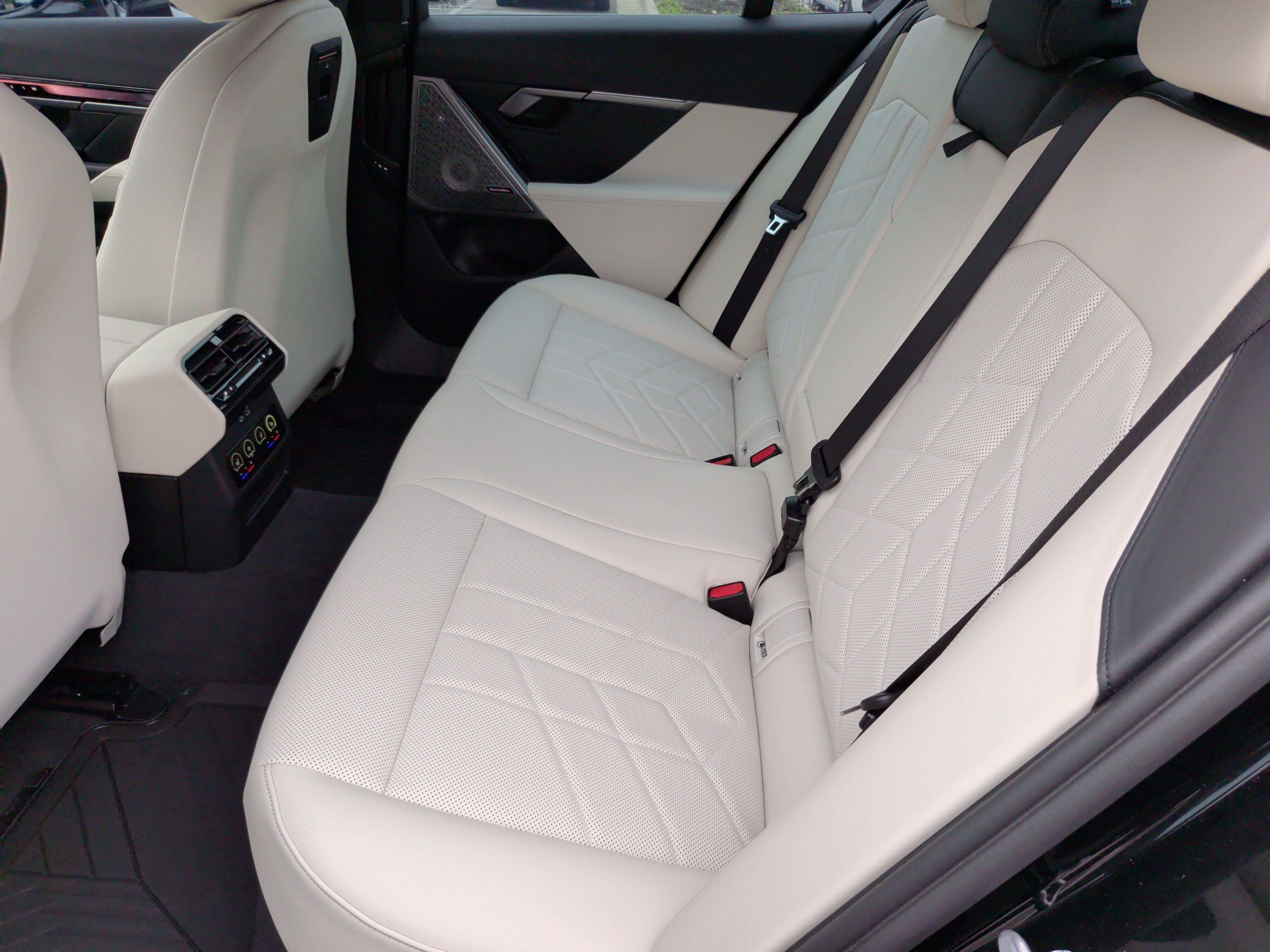 Certified 2026 BMW i5 eDrive40 w/ M Sport Package RWD image 40