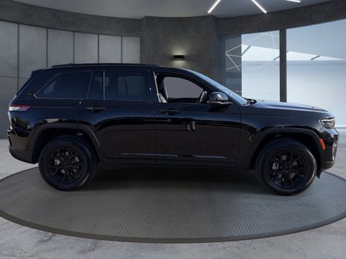 Used 2025 Jeep Grand Cherokee Altitude AWD/4WD image 10