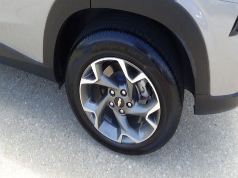 Used 2025 Chevrolet Trax LT w/ LT Convenience Package FWD image 9