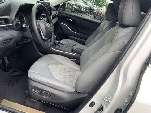 Used 2023 Toyota Highlander Bronze Edition FWD image 18