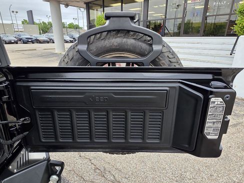 Used 2018 Jeep Wrangler Unlimited Sahara w/ Dual Top Group AWD/4WD image 28