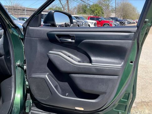 Used 2023 Toyota Highlander XLE image 23