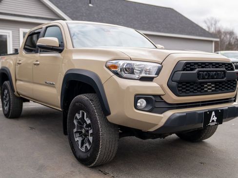 Used 2020 Toyota Tacoma TRD Off-Road w/ Technology Package image 9