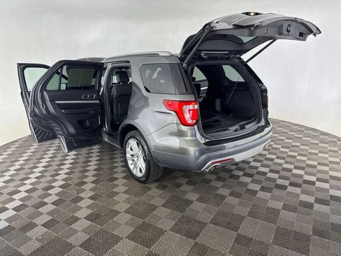 Used 2017 Ford Explorer XLT w/ Equipment Group 202A AWD/4WD image 18