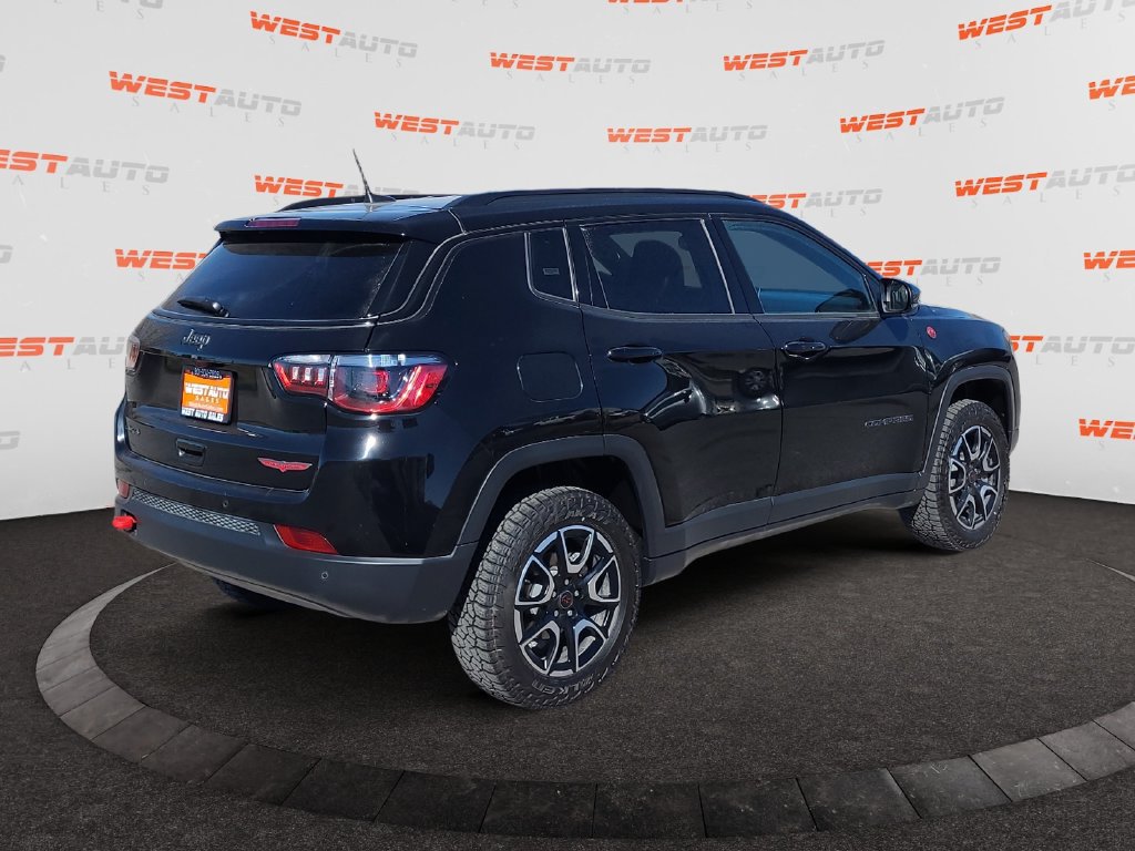 Used 2025 Jeep Compass Trailhawk AWD/4WD image 5