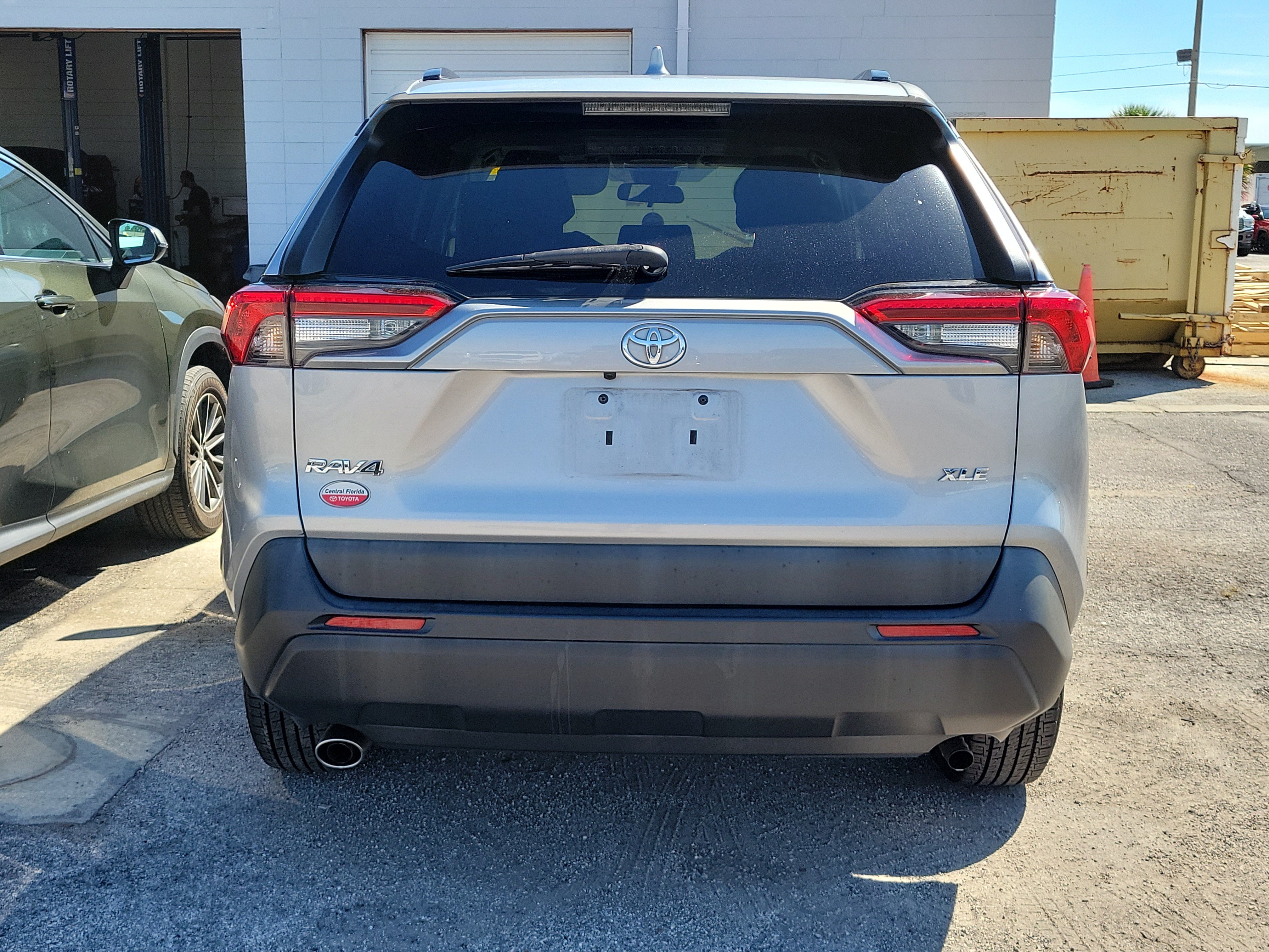 Used 2021 Toyota RAV4 XLE w/ Convenience Package FWD image 5