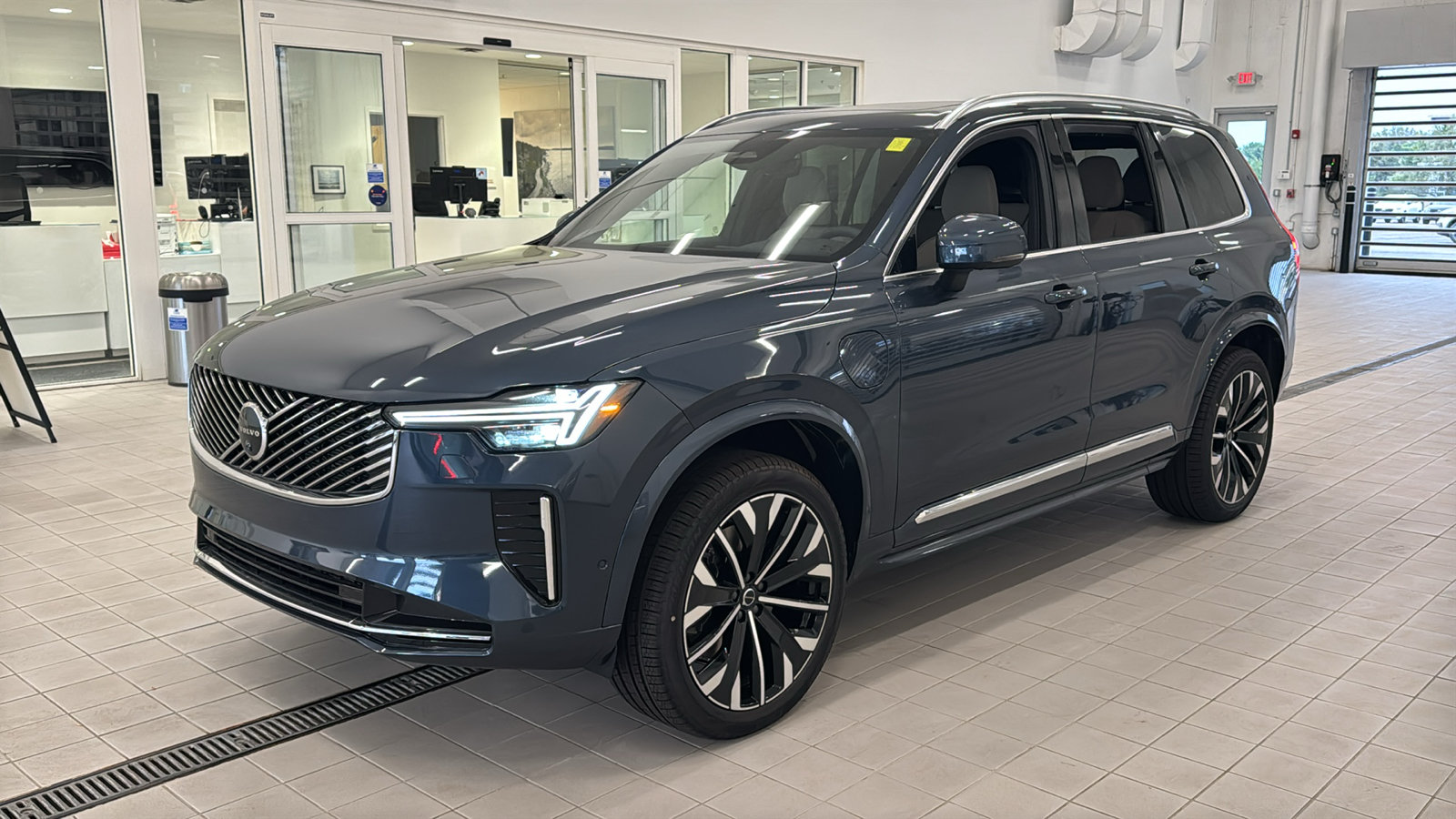 New 2027 Volvo XC90 T8 Plus AWD/4WD image 9