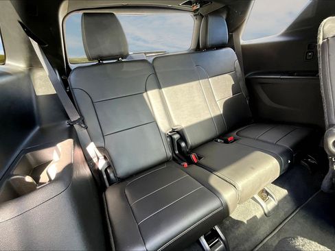 Used 2023 Chevrolet Traverse LT w/ LT Premium Package AWD/4WD image 17