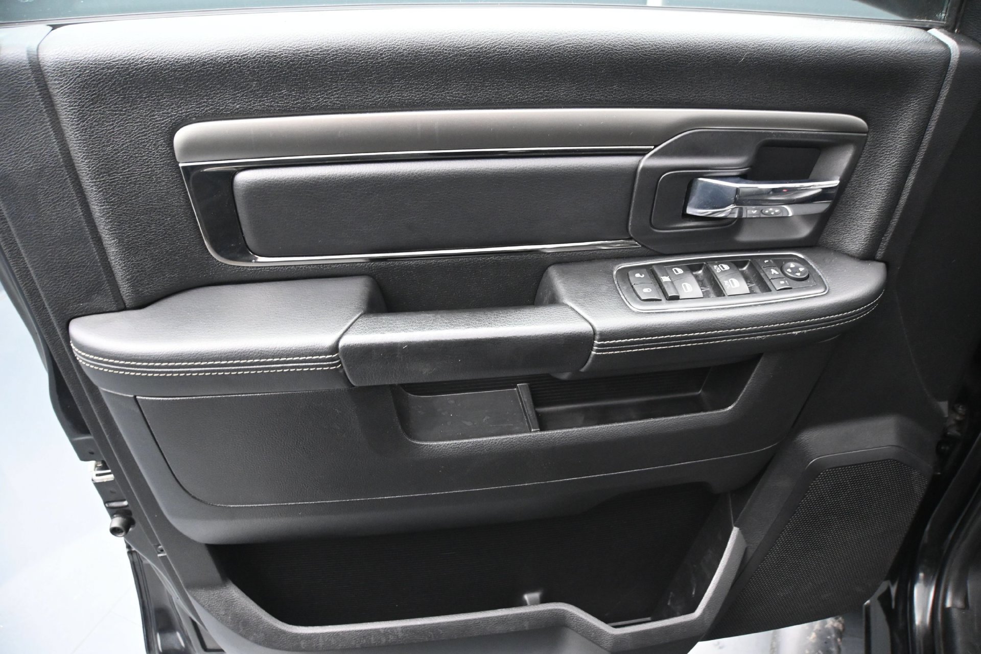 Used 2015 RAM 1500 Sport w/ Black Ram 1500 Sport Group AWD/4WD image 17