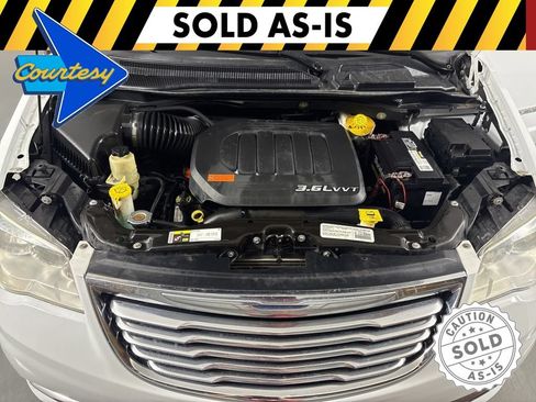 Used 2014 Chrysler Town & Country Touring-L w/ Driver Convenience Group FWD image 37