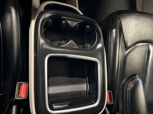 Used 2023 Chrysler Pacifica Touring-L FWD image 27