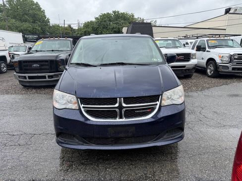 Used 2014 Dodge Grand Caravan SXT FWD image 2
