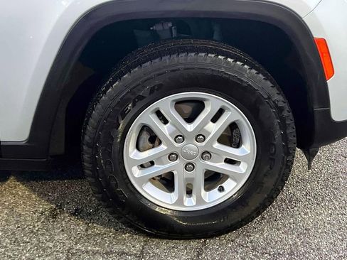 Used 2023 Jeep Grand Cherokee Laredo image 10