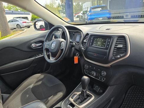 Used 2016 Jeep Cherokee Latitude w/ Cold Weather Group AWD/4WD image 10