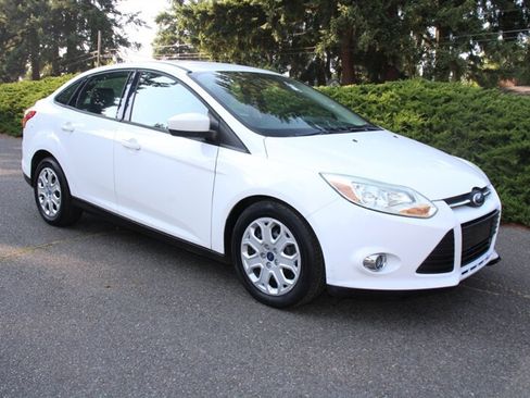 Used 2012 Ford Focus SE FWD image 2