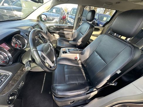 Used 2014 Chrysler Town & Country Touring image 11