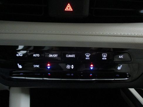 Used 2023 Buick Envision Essence image 23