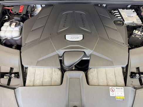 Used 2023 Porsche Cayenne Platinum Edition image 27