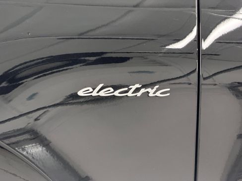 Certified 2025 Porsche Macan Electric RWD image 59