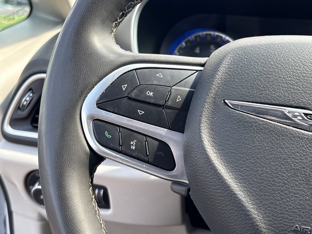 Used 2024 Chrysler Pacifica Touring-L FWD image 12