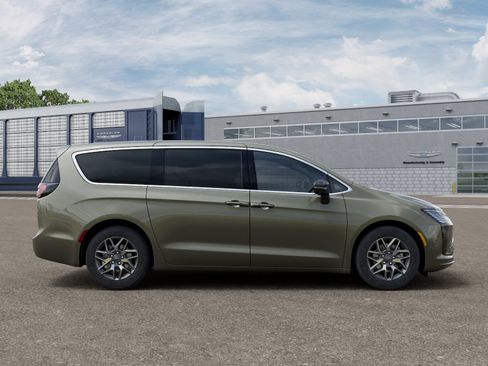 New 2027 Chrysler Pacifica Limited FWD image 12