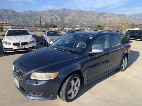 Used 2010 Volvo V50 T5 R-Design image 11
