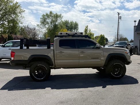 Used 2020 Toyota Tacoma TRD Off-Road w/ Technology Package AWD/4WD image 15