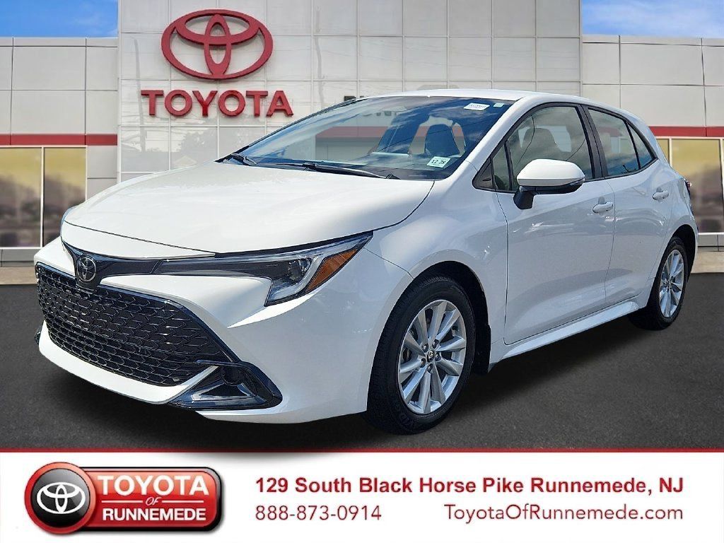 Used 2024 Toyota Corolla SE FWD image 3