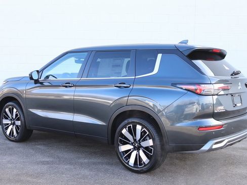 New 2026 Mitsubishi Outlander SE image 3